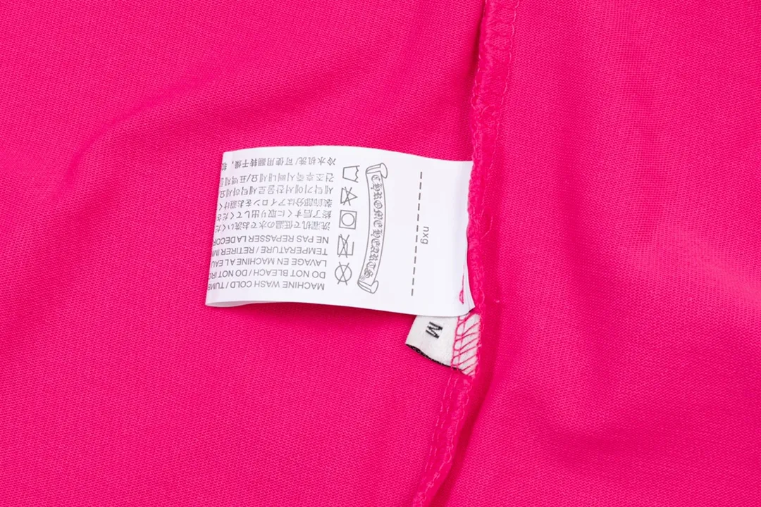 P220 CHROME HEARTS LoGo is fashionable and elegant, with dropped shoulders. The fabric is made of 26s double-yarn combed cotton compact spinning yarn with a weight of 280. It is matched with 1*1 Salona rib. The fabric is fermented and has a loose fit. Color: pink (washed hole craftsmanship) size: S～XXL